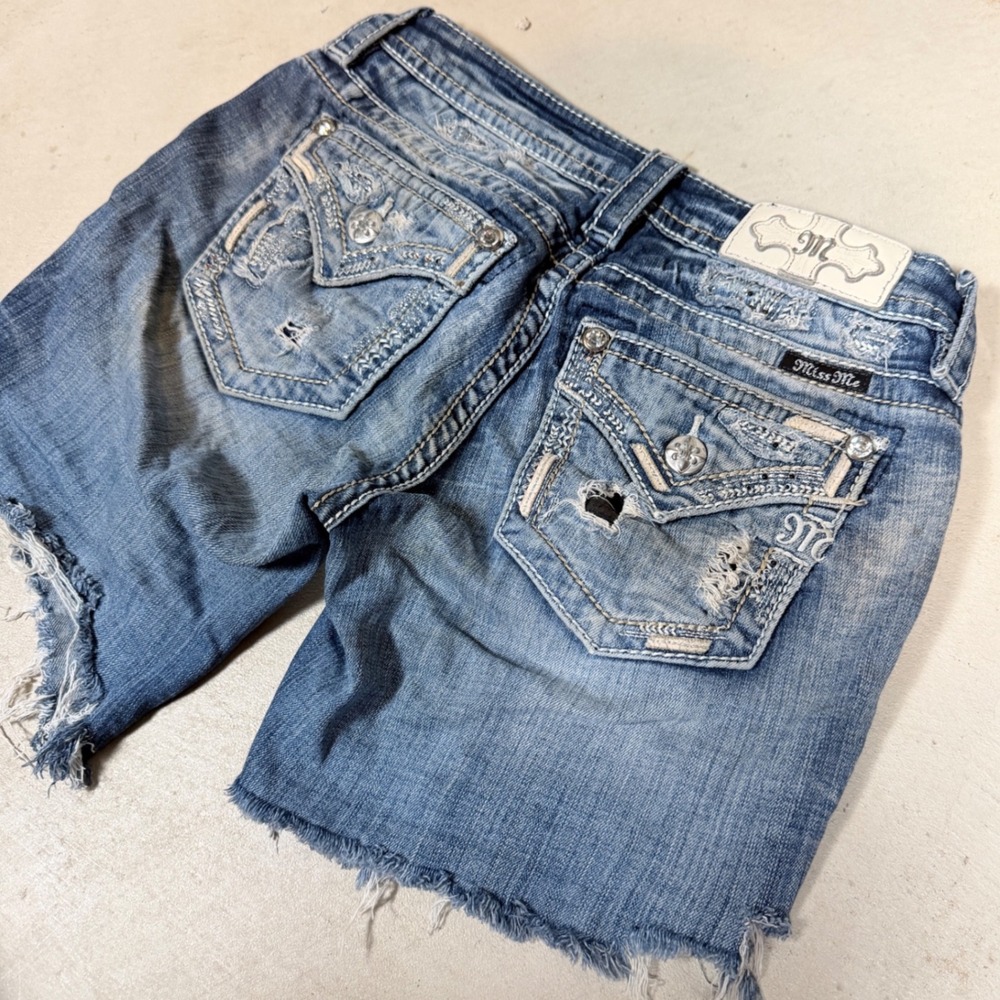Miss Me Signature Straight Distressed Denim Cut Off Shorts Size 25 JEB447T4R